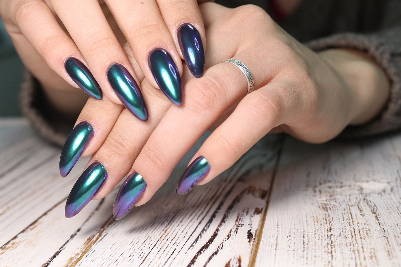 Dip Powder nails: H νέα τεχνική που απειλεί το ημιμόνιμο βερνίκι, υπόσχεται διάρκεια 5 εβδομάδων