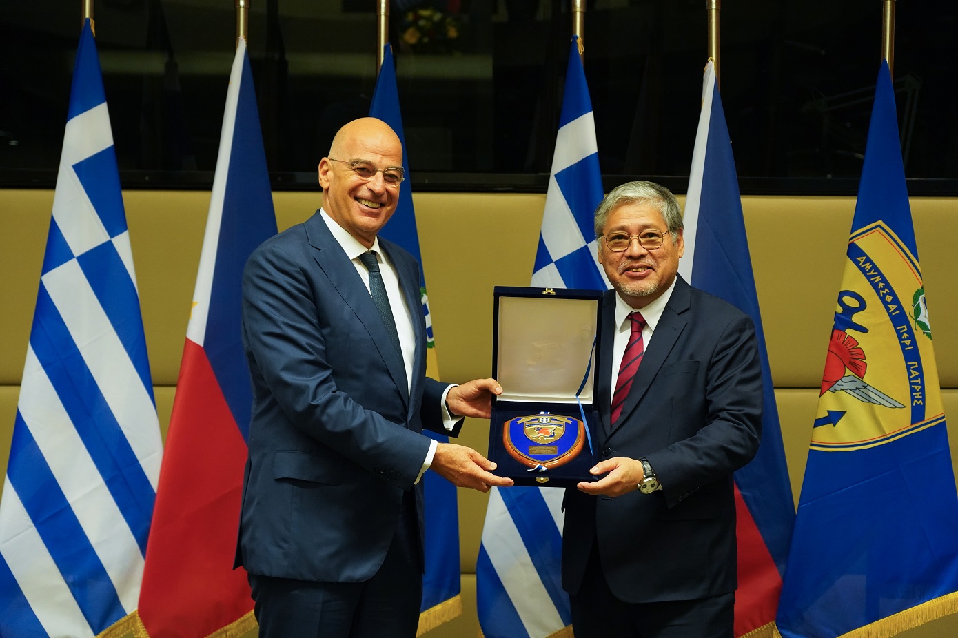 Συνάντηση Δένδια με τον ΥΠΕΞ των Φιλιππίνων