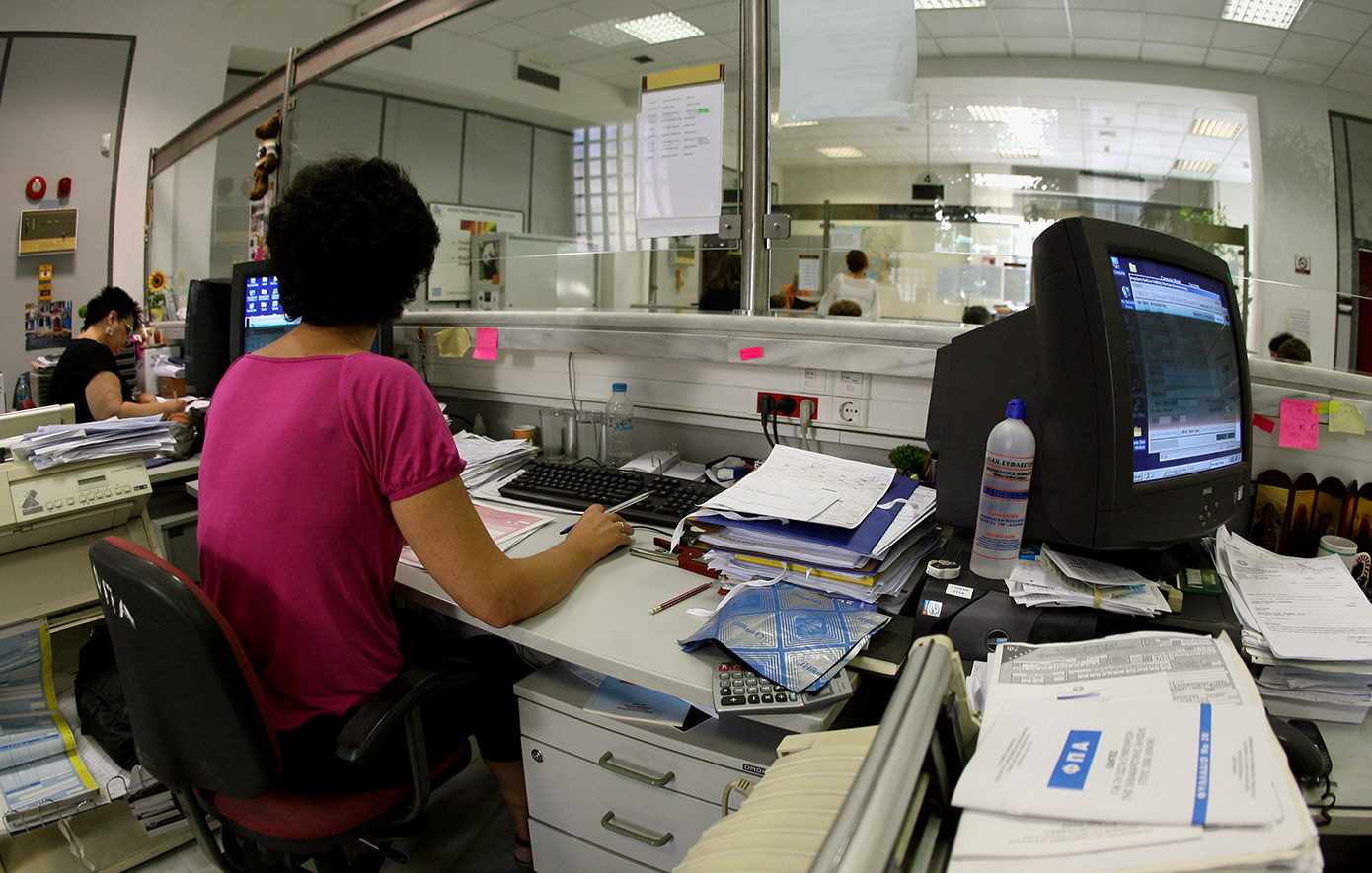 To Δημόσιο εφαρμόζει τηλεργασία και ευέλικτο ωράριο λόγω καύσωνα – Πώς θα λειτουργήσουν οι υπηρεσίες