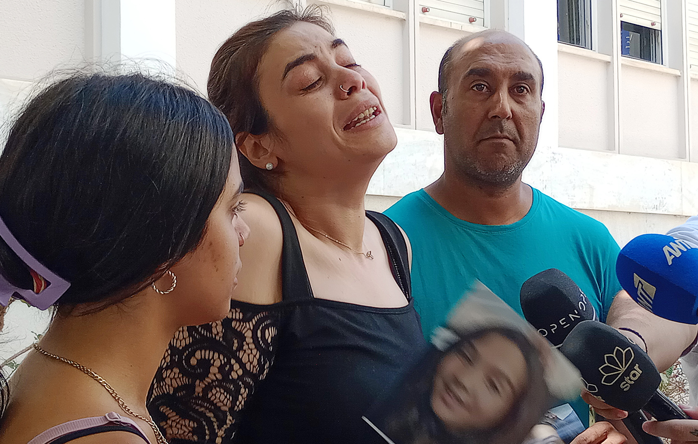 Σπαραγμός έξω από τα δικαστήρια Πύργου &#8211; Με φωτογραφίες της 11χρονης Βασιλικής στα χέρια τους οι συγγενείς της