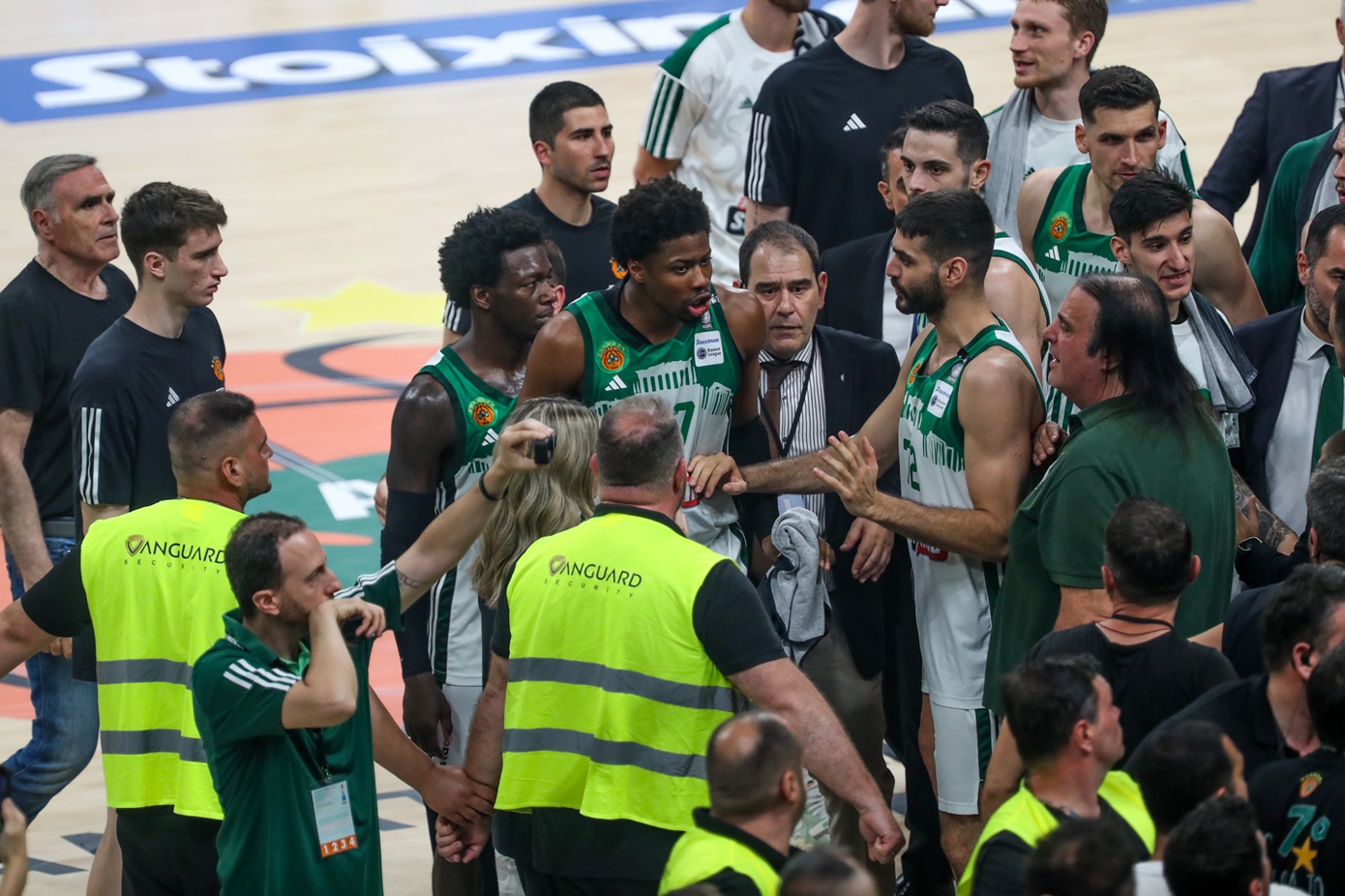 Κόντεψαν να πιαστούν στα χέρια οι παίκτες του Ολυμπιακού και του Παναθηναϊκού – Ένταση μετά τον αγώνα