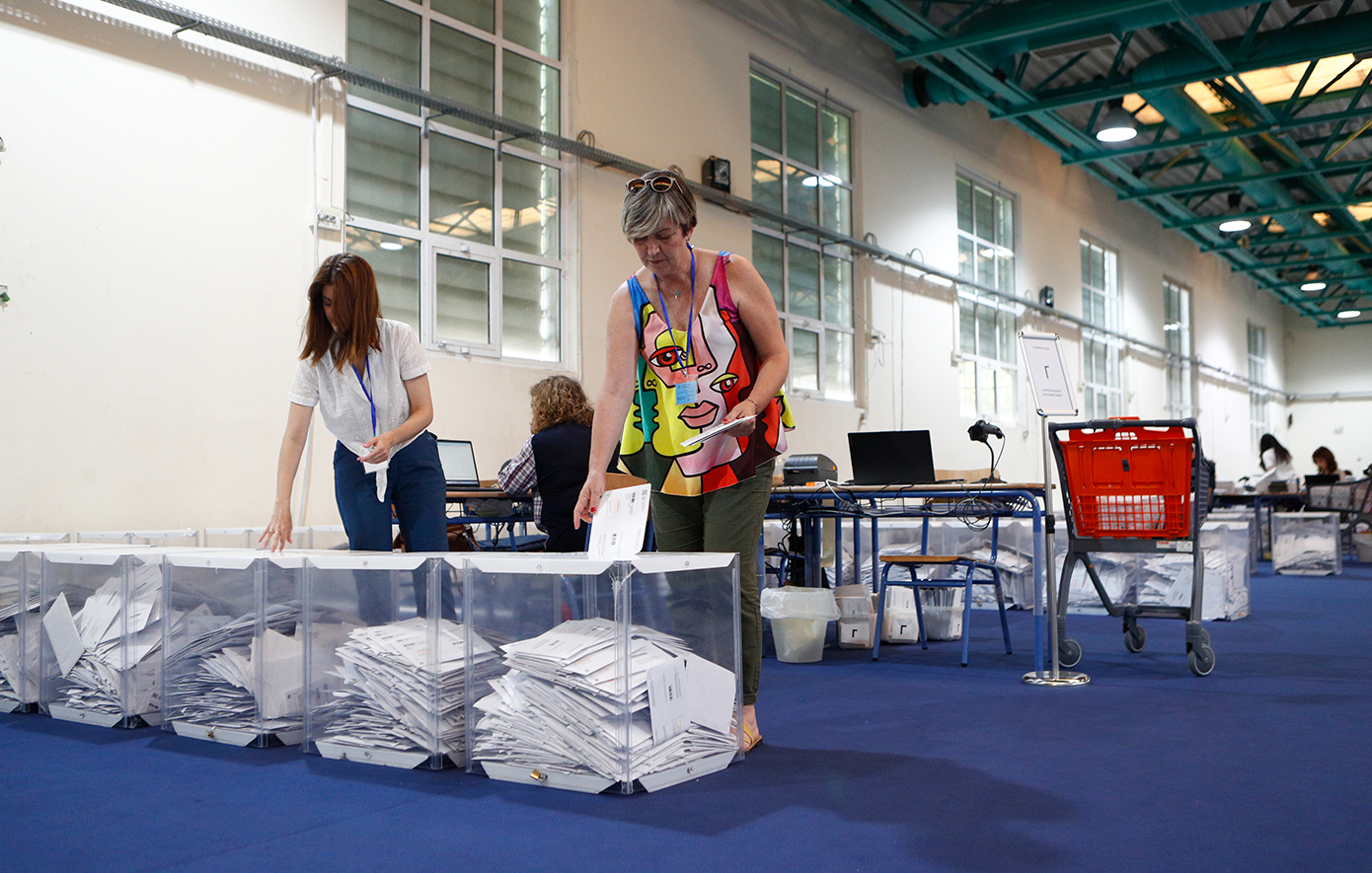 Ευρωεκλογές 2024: Σε εξέλιξη η διαλογή των επιστολικών ψήφων στο εκθεσιακό κέντρο Περιστερίου &#8211; Δείτε φωτογραφίες