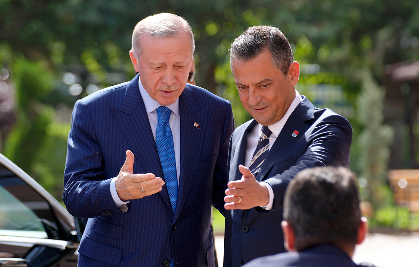 Επίσκεψη Ερντογάν στα γραφεία της κεμαλικής αντιπολίτευσης έπειτα από 18 χρόνια