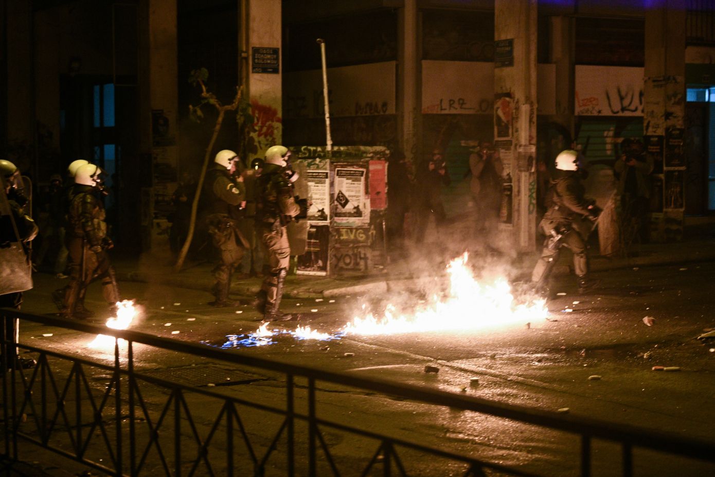 Επεισόδια στα Εξάρχεια: Τραυματίστηκαν τρεις αστυνομικοί &#8211; 22 προσαγωγές, οι 9 έγιναν συλλήψεις