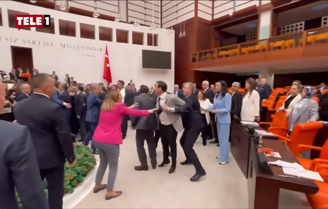 Πιάστηκαν στα χέρια στην τουρκική εθνοσυνέλευση &#8211; Δείτε βίντεο