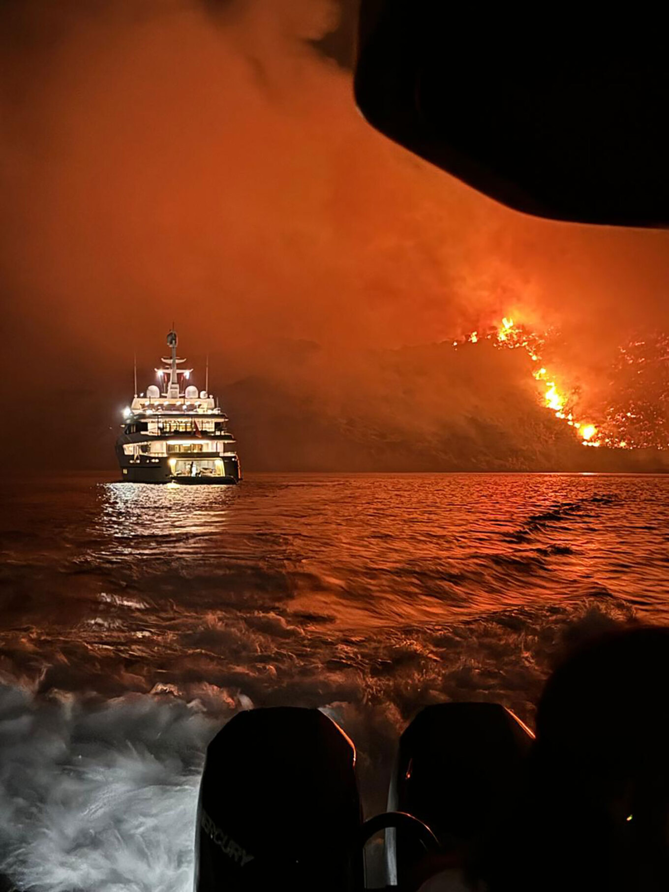 Κατέπλευσε στη μαρίνα Βουλιαγμένης η θαλαμηγός που εμπλέκεται στη φωτιά στην Υδρα – Δίνουν κατάθεση επιβάτες και πλήρωμα