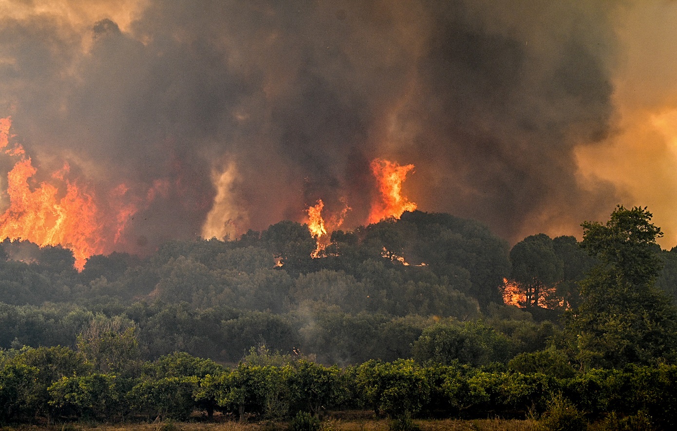 Μήνυμα από το 112 για εκκένωση τεσσάρων περιοχών στην Άνδρο – Μαίνεται η φωτιά στο νησί