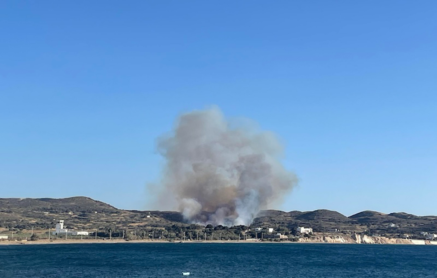 Μεγάλη φωτιά στη Μήλο &#8211; Μήνυμα από το 112, αυξήθηκαν οι επίγειες δυνάμεις