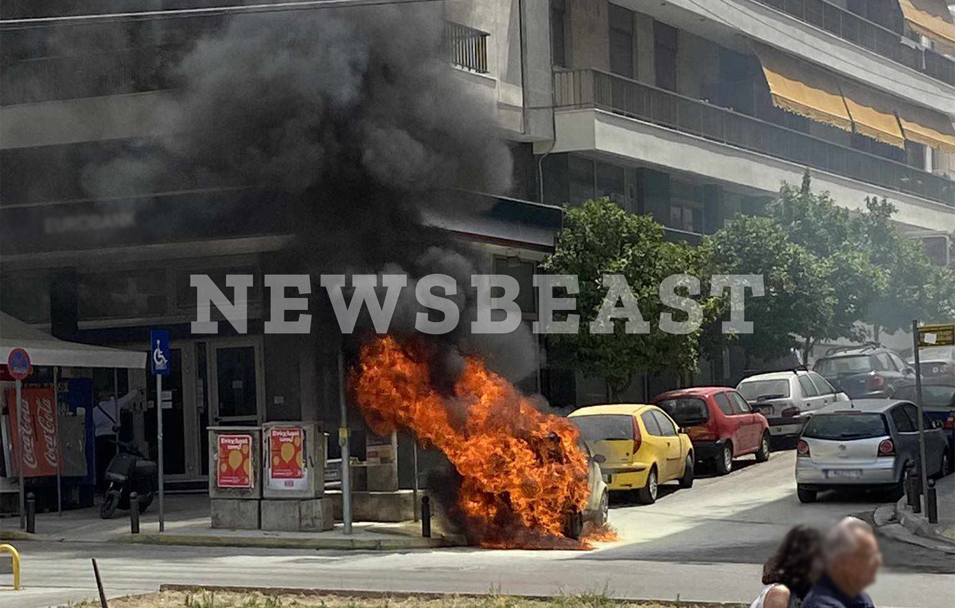 Στις φλόγες αυτοκίνητο στην πλατεία της Νέας Σμύρνης – Το εγκατέλειψε ο οδηγός