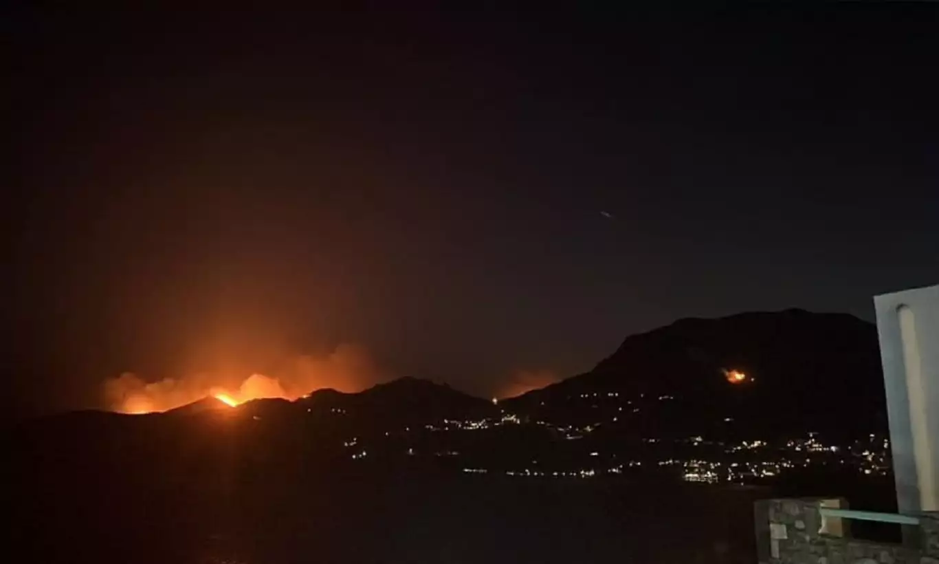 Υπό έλεγχο η φωτιά στη Σέριφο – Κάηκε όλη η νοτιοδυτική πλευρά, έγιναν στάχτη σπίτια, εκκλησίες και αποθήκες