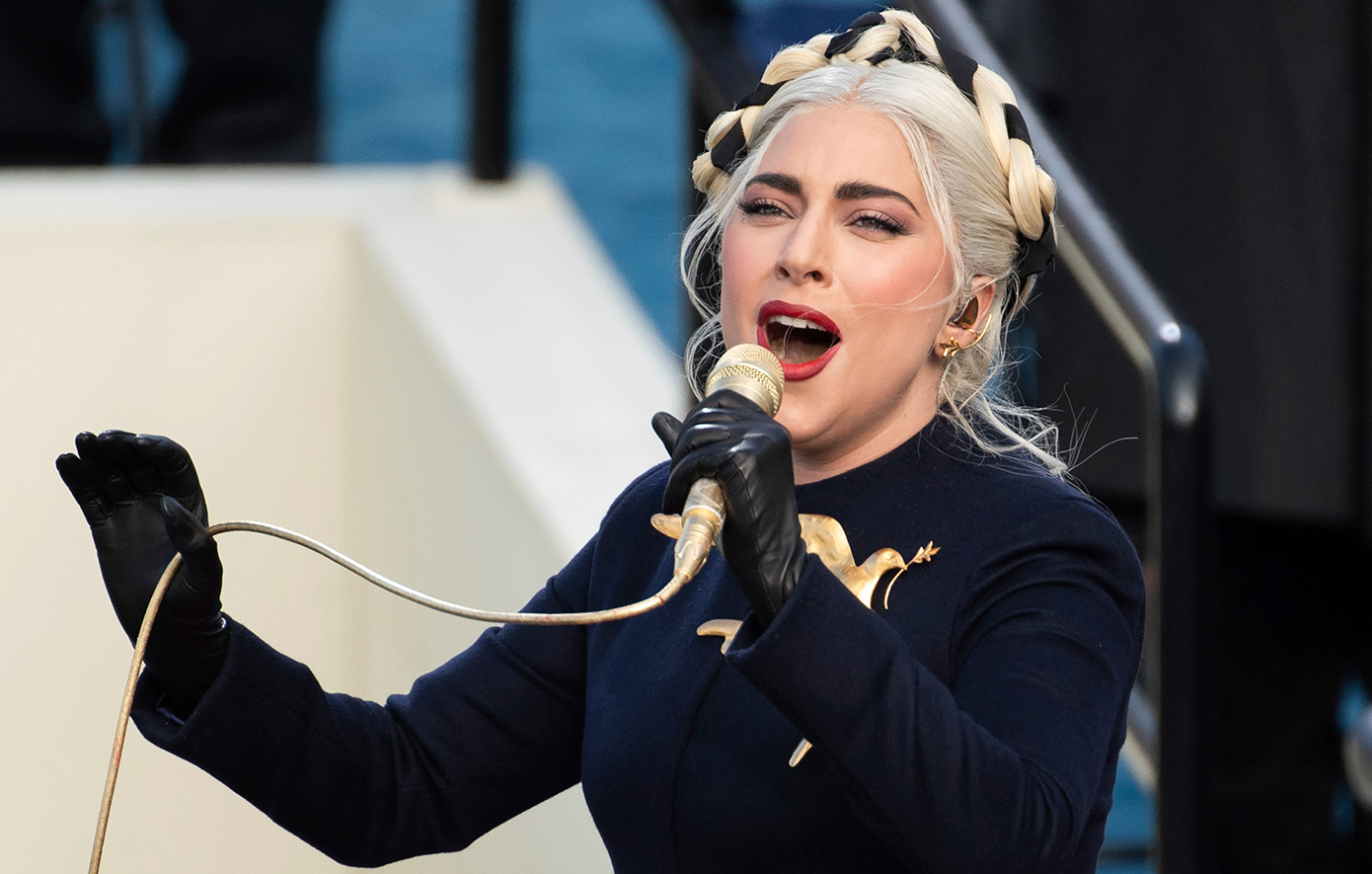 Έγκυος η Lady Gaga; Η εμφάνιση με φουσκωμένη κοιλιά που πυροδότησε τις φήμες