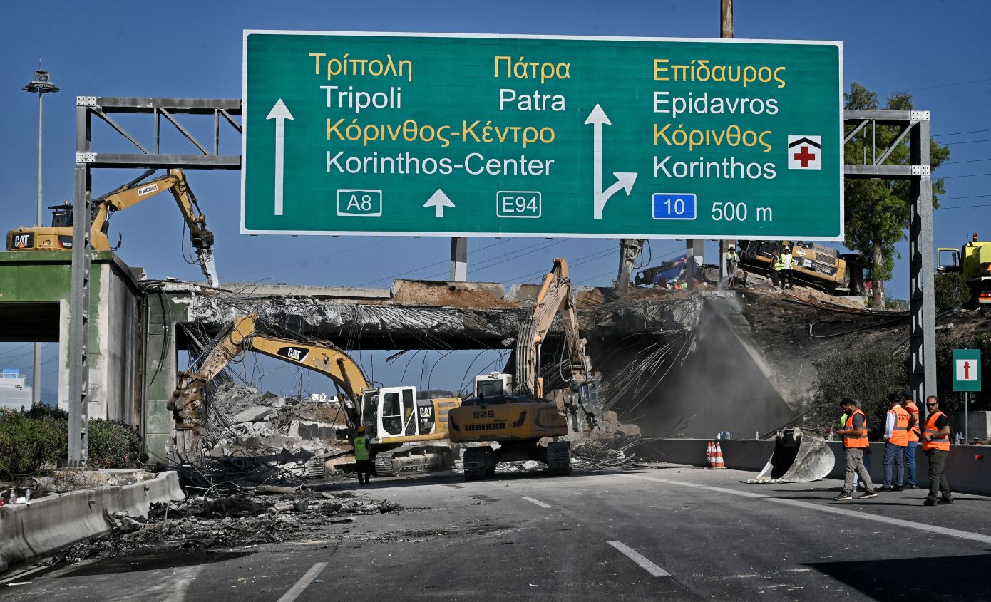 Φωτογραφίες από την κατεδάφιση της γέφυρας στον Ισθμό μετά την έκρηξη βυτιοφόρου – Χάρτης με τις κυκλοφοριακές ρυθμίσεις
