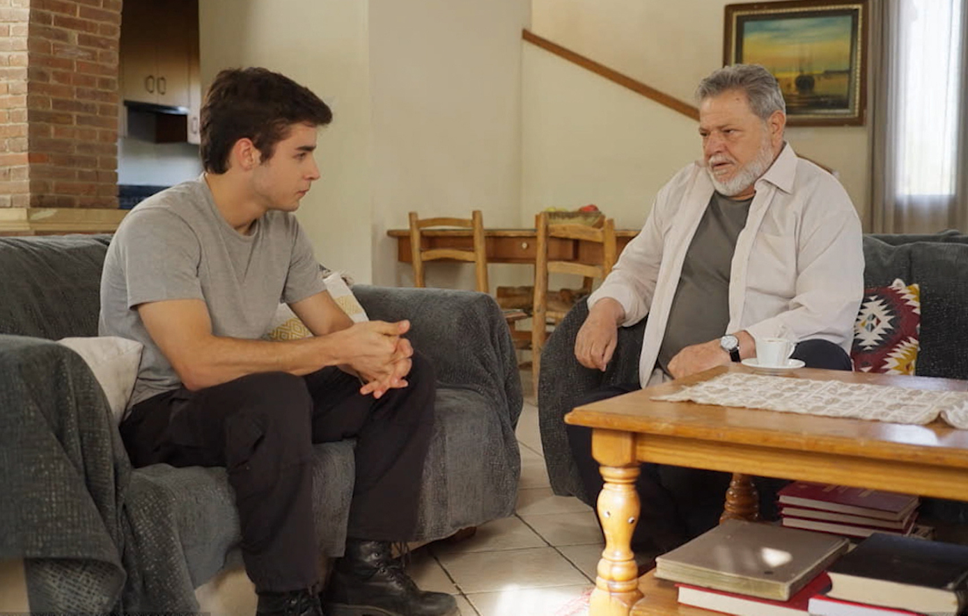 Η γη της ελιάς – Spoiler: Ο Δημοσθένης σφίγγει τον κλοιό και θέλει να βάλει «σώγαμπρο» στο σπίτι του τον Παρασκευά