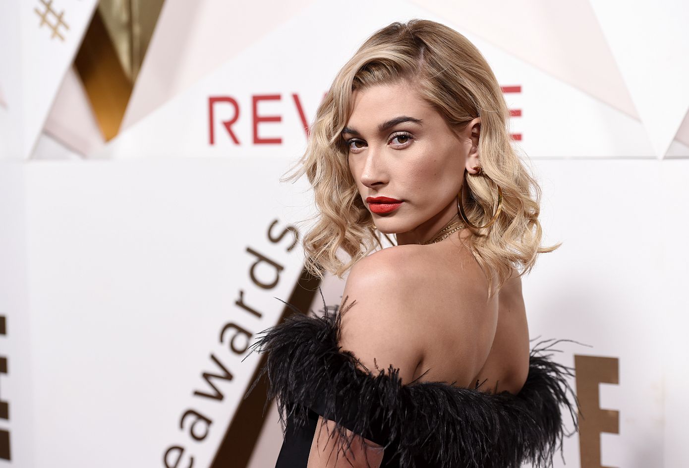 Το μονόπετρο της Hailey Bieber είναι -για να το πούμε λαϊκά- μια κοτρόνα αξίας 1,5 εκ. δολαρίων