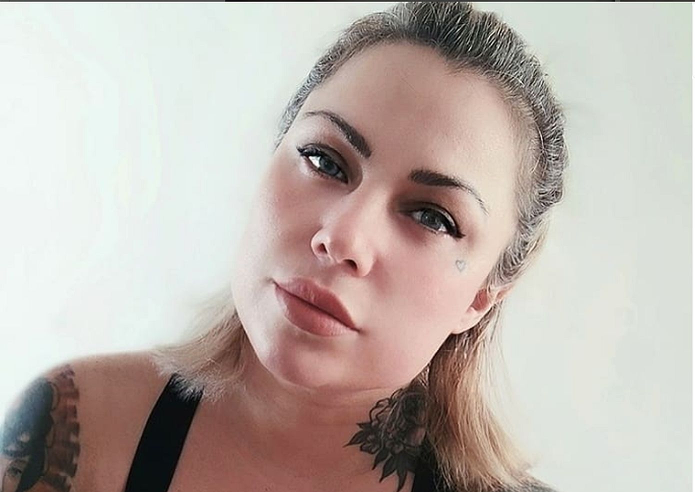 Μια κορυφαία Ελληνίδα tattoo artist απαντά στο αιώνιο ερώτημα: Eπιτρέπεται να κάνουμε τατουάζ το καλοκαίρι;