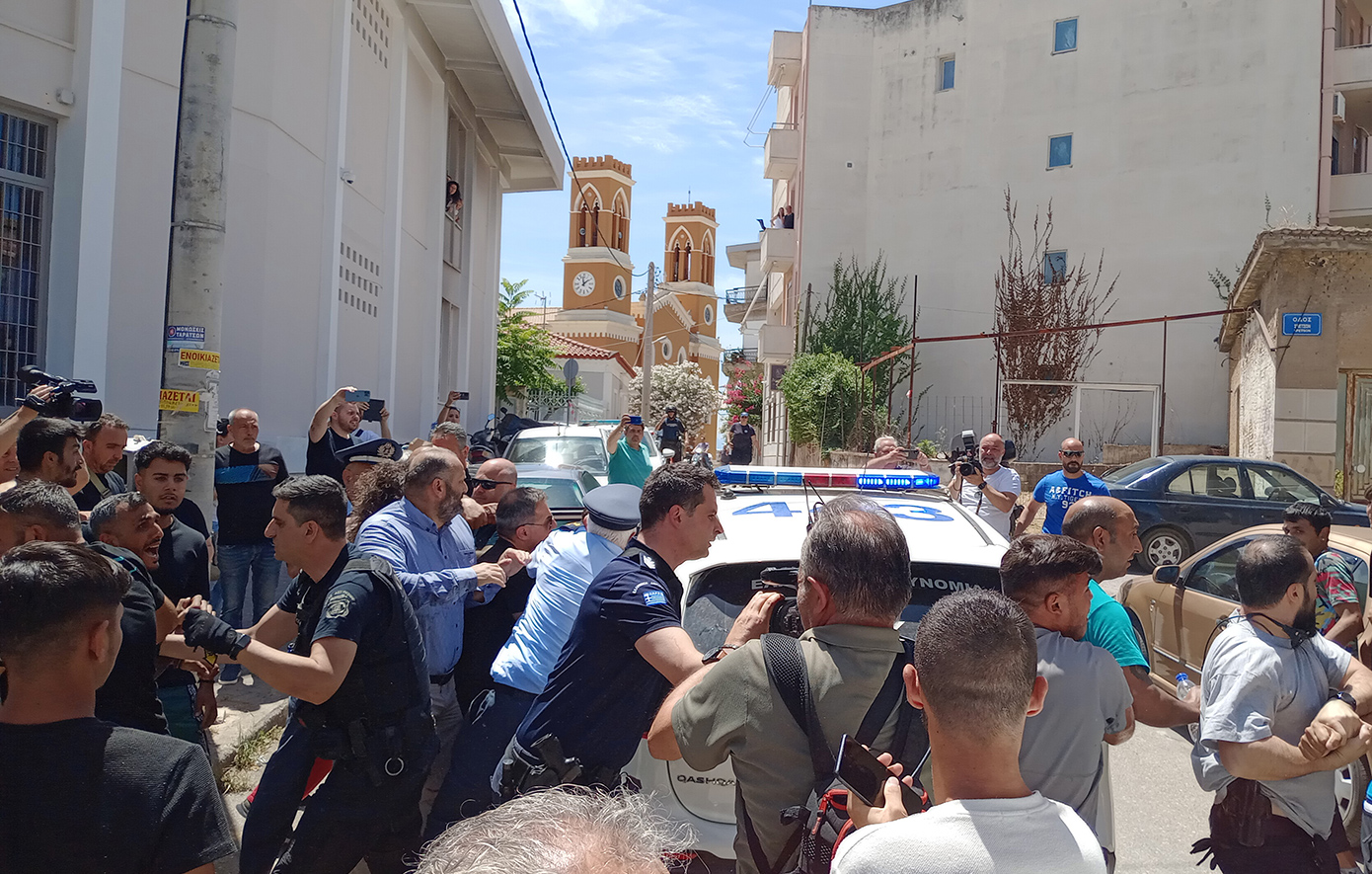 Πήγαν να λιντσάρουν τον δολοφόνο της 11χρονης Βασιλικής &#8211; Χαμός έξω από τα δικαστήρια του Πύργου