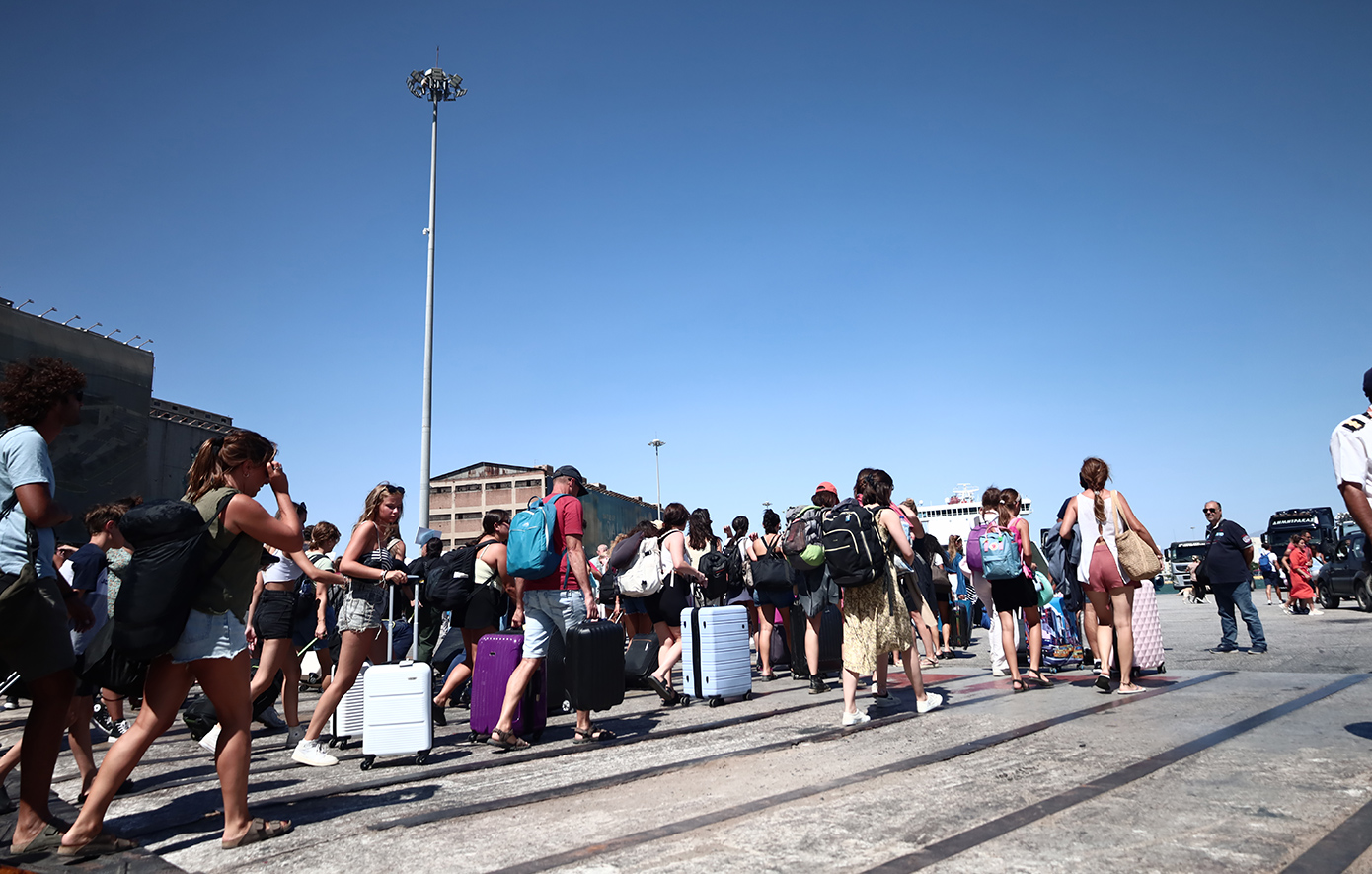 Γεμάτα φεύγουν τα πλοία για το τριήμερο του Αγίου Πνεύματος – Οι top προορισμοί σε Ελλάδα και εξωτερικό