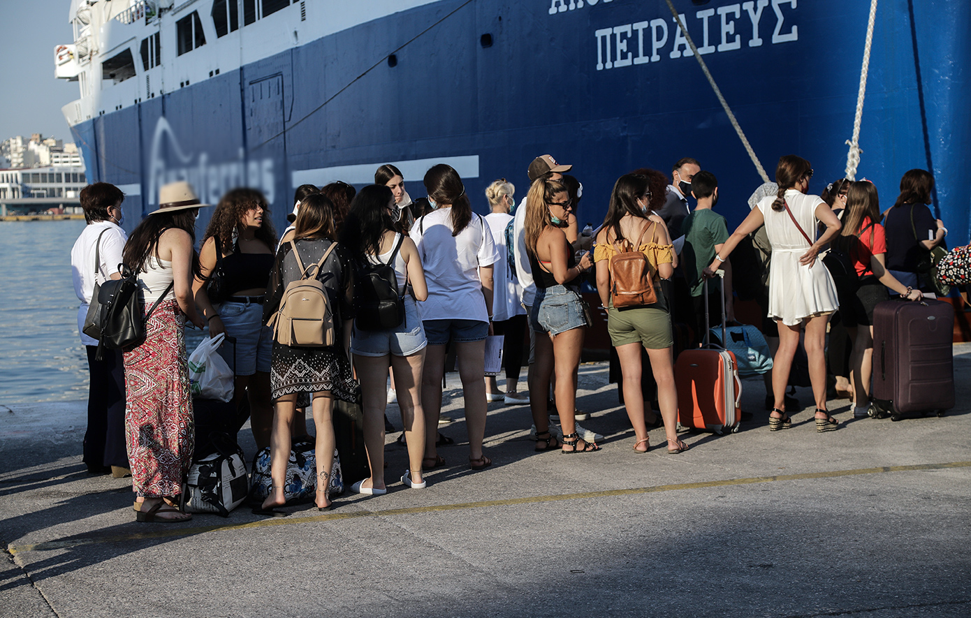 Γεμάτα φεύγουν τα πλοία από τα λιμάνια – Μεγάλες οι πληρότητες στα ελληνικά νησιά