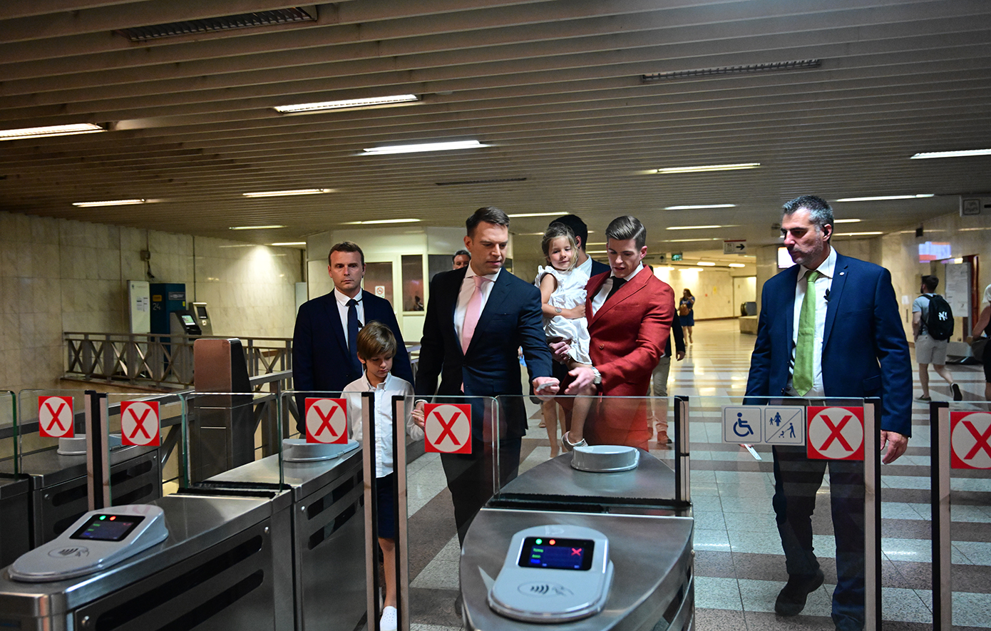 Ο Στέφανος Κασσελάκης και ο Τάιλερ ΜακΜπεθ πηγαίνουν στο Σύνταγμα με το μετρό Ο Στέφανος Κασσελάκης και ο Τάιλερ ΜακΜπεθ πηγαίνουν στο Σύνταγμα με το μετρό