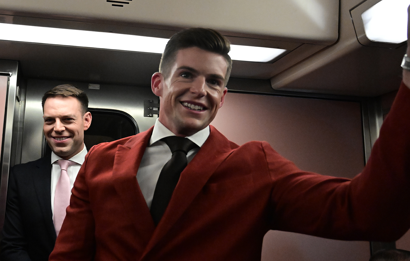 Ο Στέφανος Κασσελάκης και ο Τάιλερ ΜακΜπεθ πηγαίνουν στο Σύνταγμα με το μετρό Ο Στέφανος Κασσελάκης και ο Τάιλερ ΜακΜπεθ πηγαίνουν στο Σύνταγμα με το μετρό