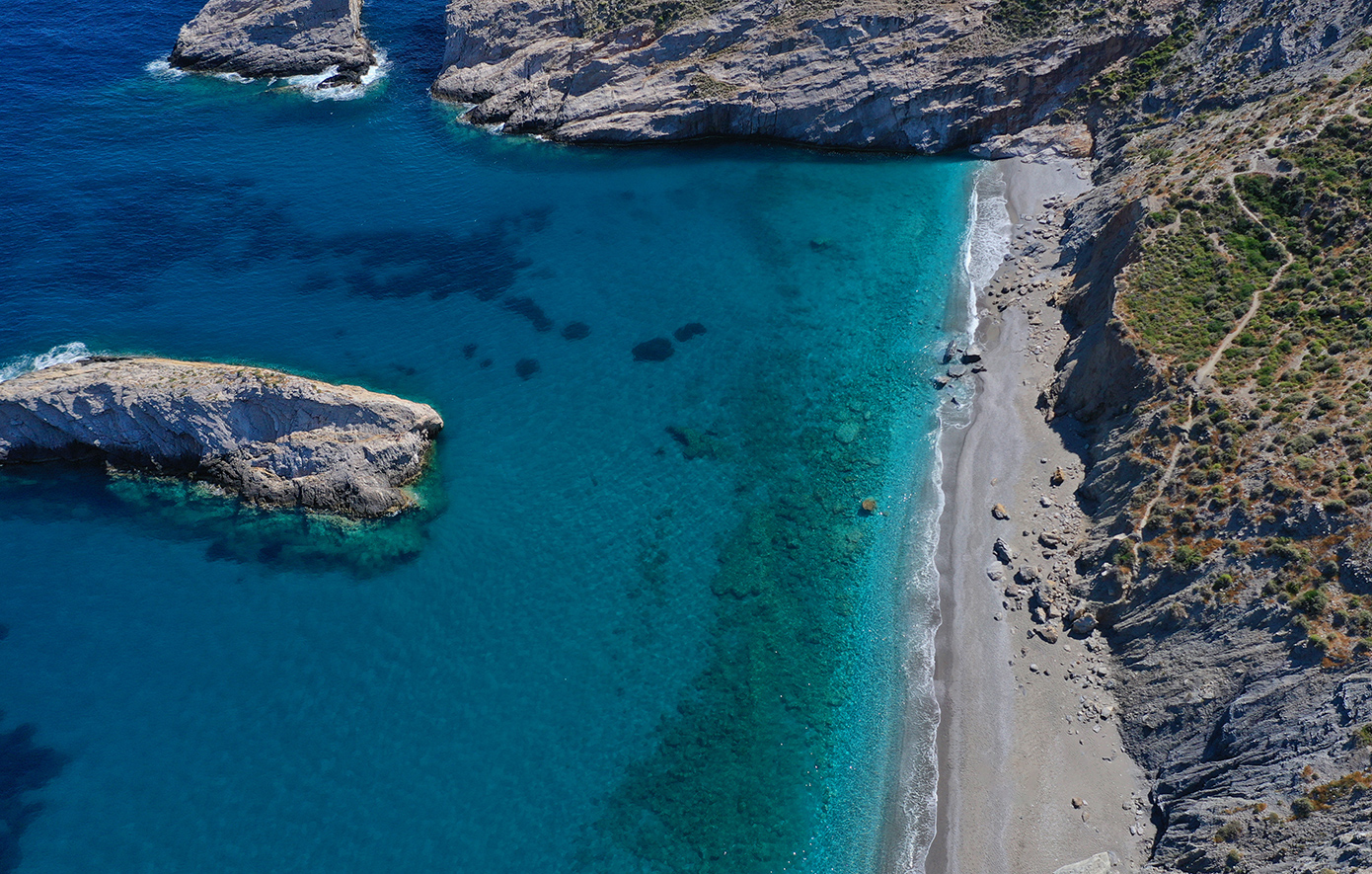 Μην σε μπερδεύει το όνομα, αυτή η παραλία στη Φολέγανδρο είναι σκέτο όνειρο