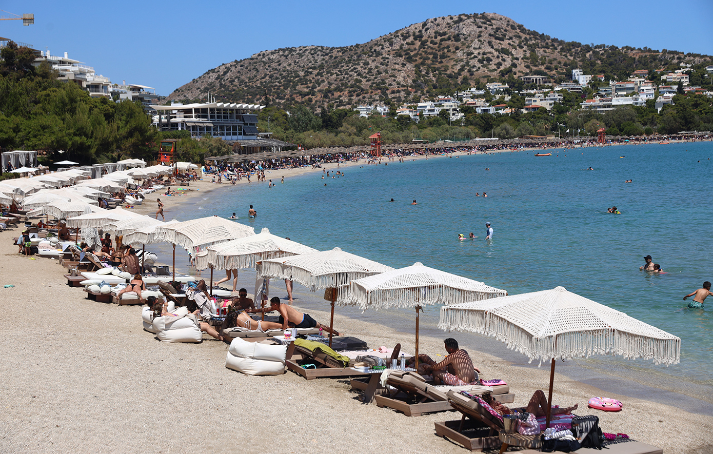 Πότε απαγορεύεται να χρεώνουν τα ξενοδοχεία τις ξαπλώστρες και τις ομπρέλες στις παραλίες