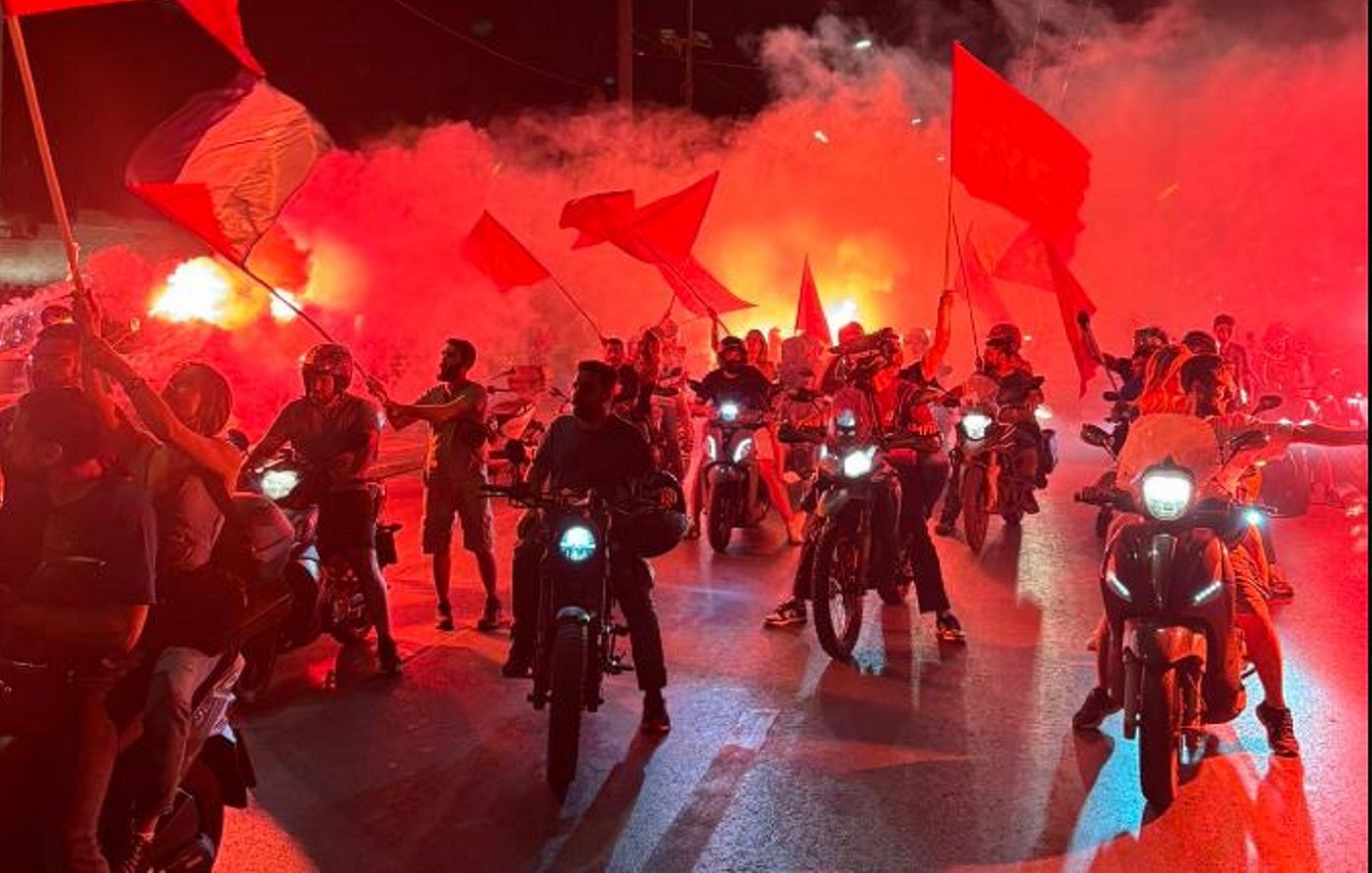 Ευρωεκλογές 2024: Μοτοπορεία με σημαίες και καπνογόνα από τα μέλη του ΚΚΕ στο κέντρο της Αθήνας για το 9,3%
