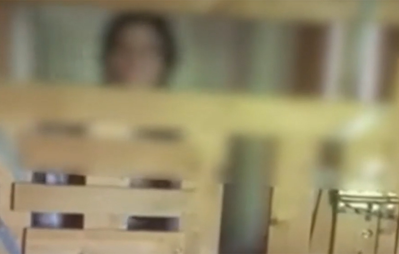 Νέα υπόθεση που θυμίζει «Κωσταλέξι» στην Καλαμάτα – 29χρονη είναι κλεισμένη σε κλουβί μέσα στο σπίτι της οικογένειας