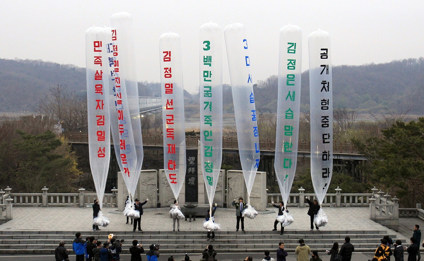 Η Βόρεια Κορέα τερματίζει «προσωρινά» την αποστολή μπαλονιών με σκουπίδια στην Νότια Κορέα