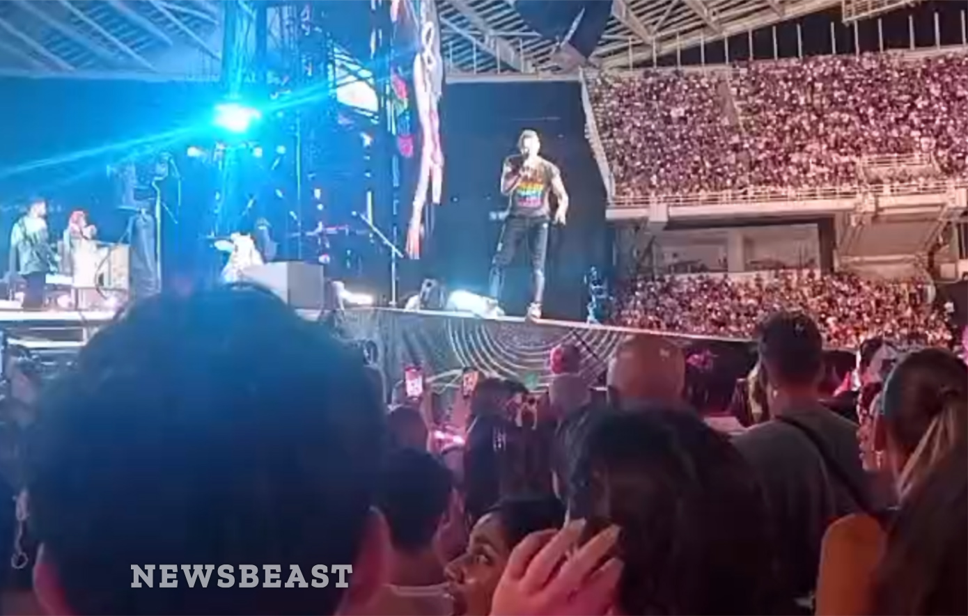 Αναστάτωση με θαυμαστή στη συναυλία των Coldplay στο ΟΑΚΑ – «Είναι καλά; Δεν πέθανε έτσι;», είπε από τη σκηνή ο Κρις Μάρτιν