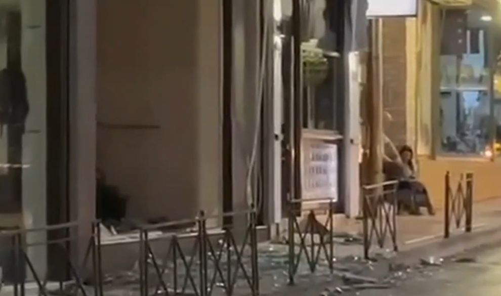 Έκρηξη τα ξημερώματα στο Ίλιον – Άνοιξε κρατήρας 15 έως 20 εκατοστών μπροστά από το ενεχυροδανειστήριο