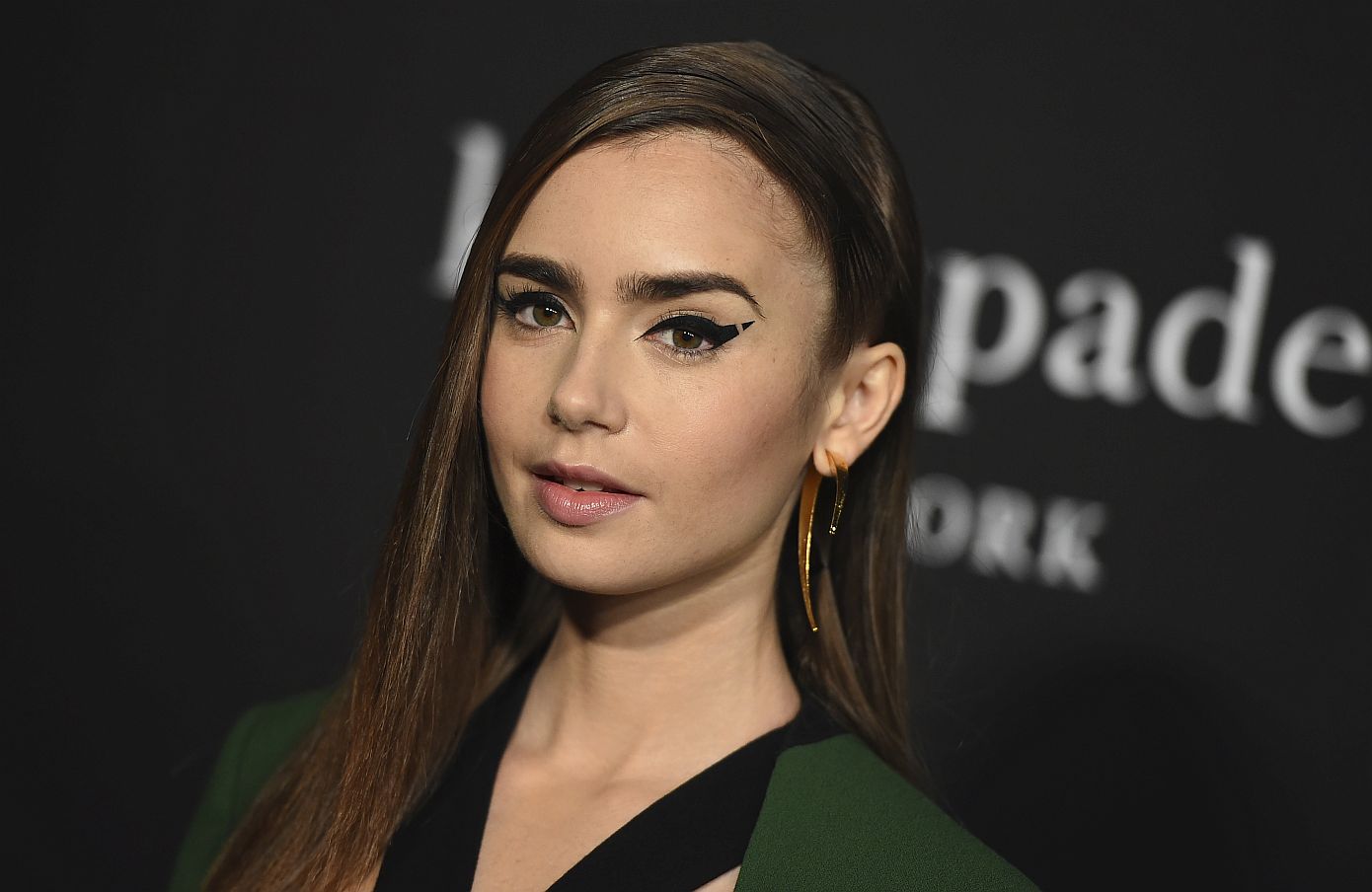 H Lilly Collins ξέρει ποιο χρώμα eyeliner θα αντικαταστήσει το μαύρο τους καλοκαιρινούς μήνες