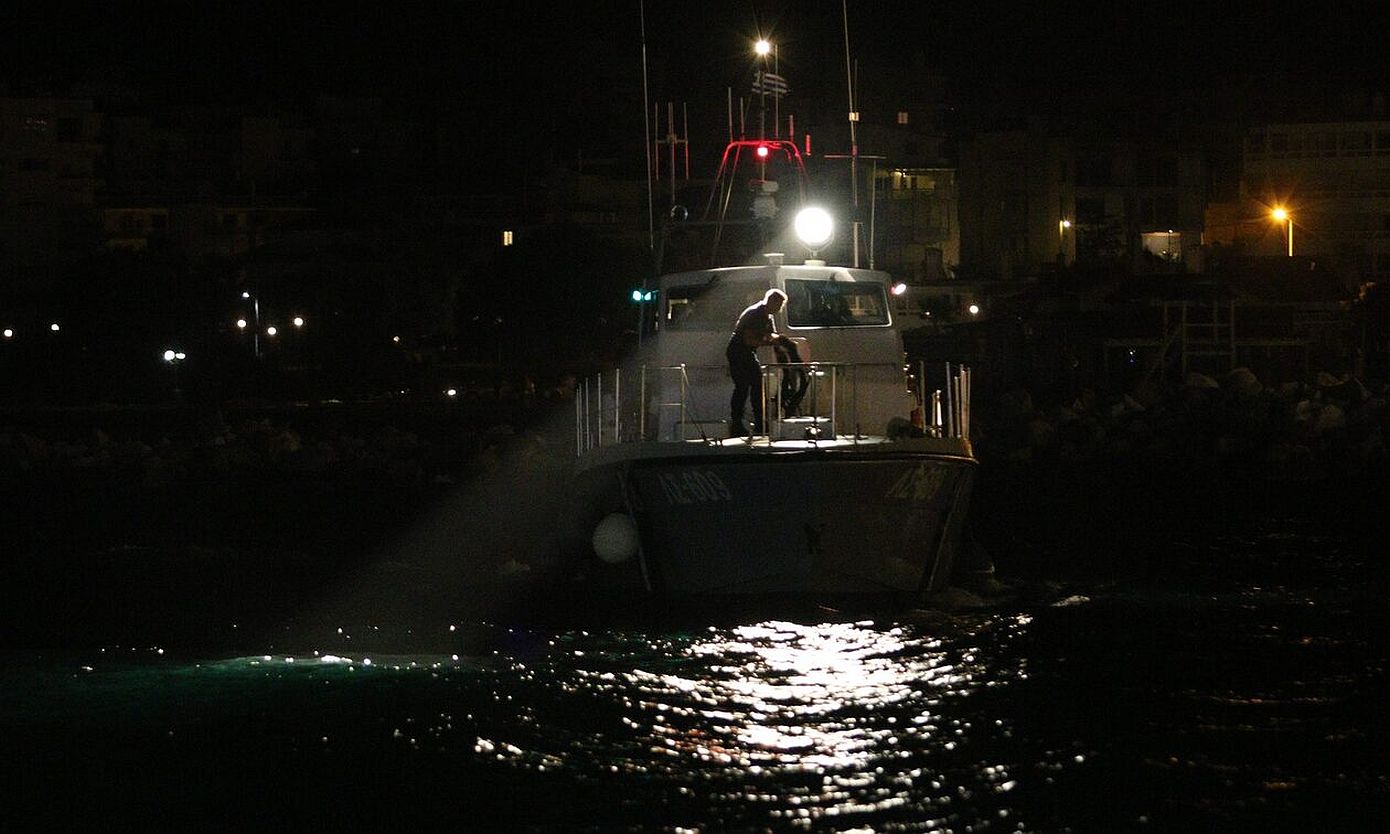 Συναγερμός στον Πειραιά – Αυτοκίνητο έπεσε μέσα στο λιμάνι