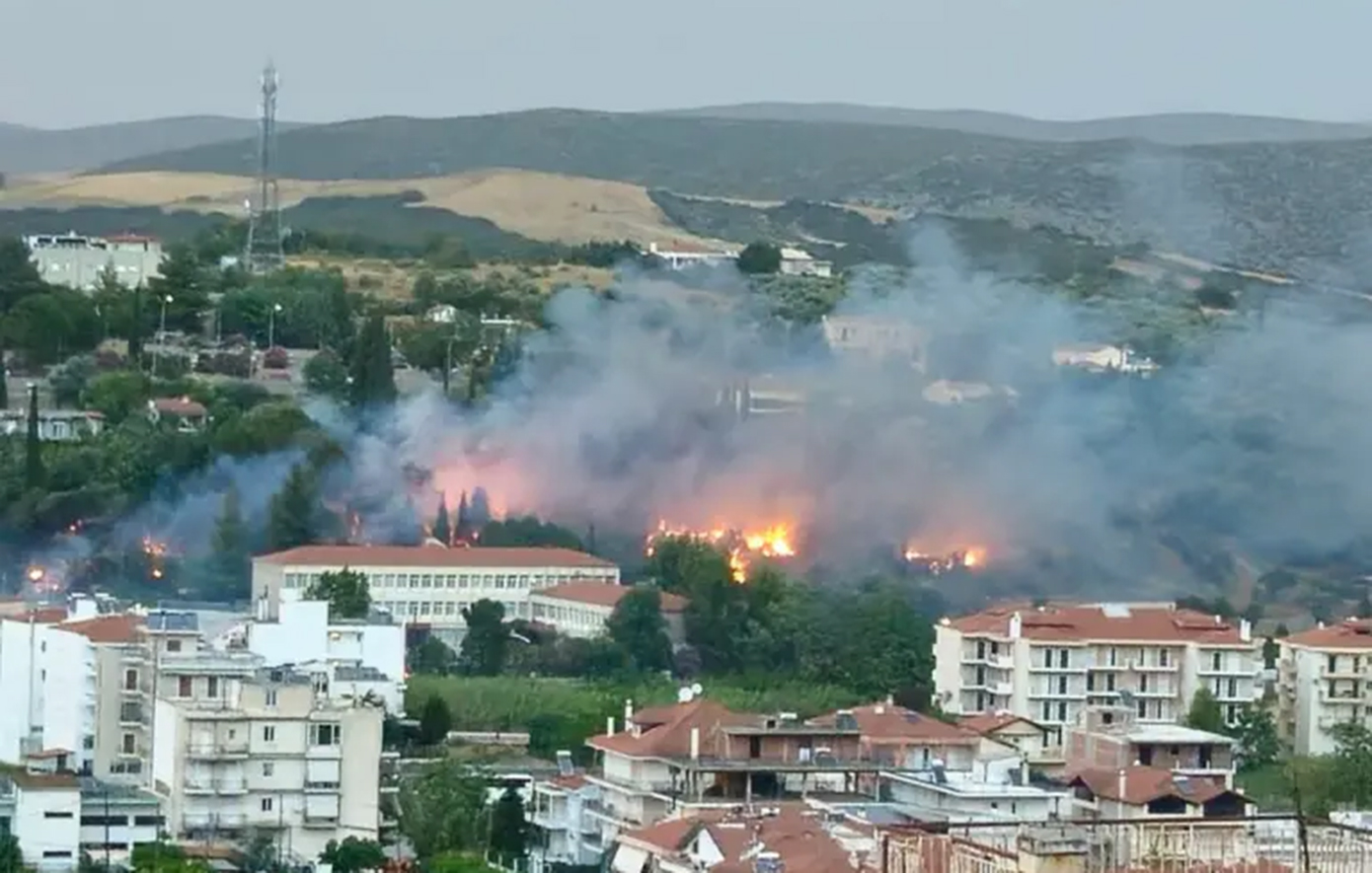 Υπό μερικό έλεγχο η φωτιά στη Λιβαδειά &#8211; Έφτασε κοντά στις δεξαμενές προπανίου του Νοσοκομείου