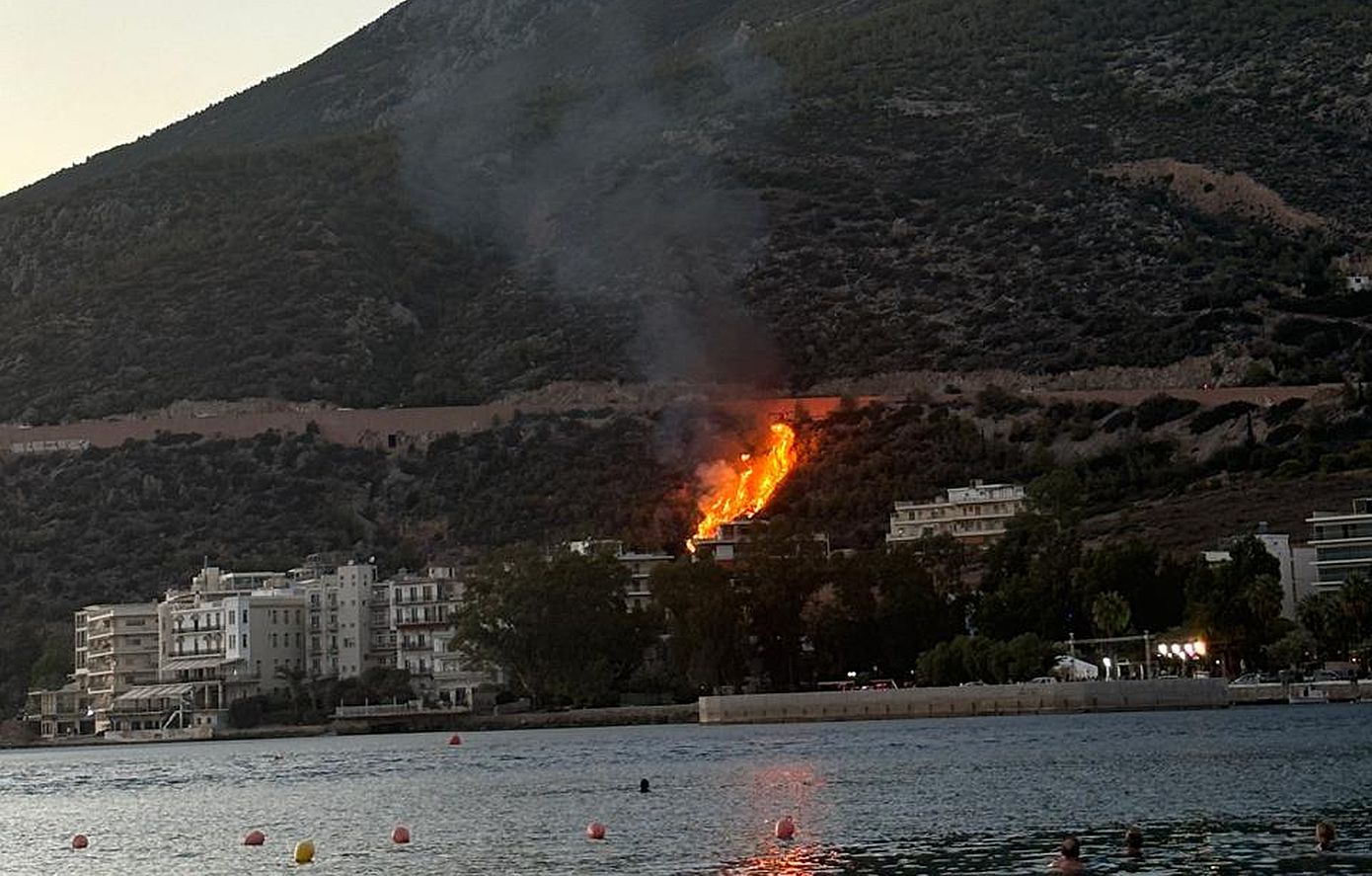 Φωτιά στο Λουτράκι στο δρόμο προς Περαχώρα
