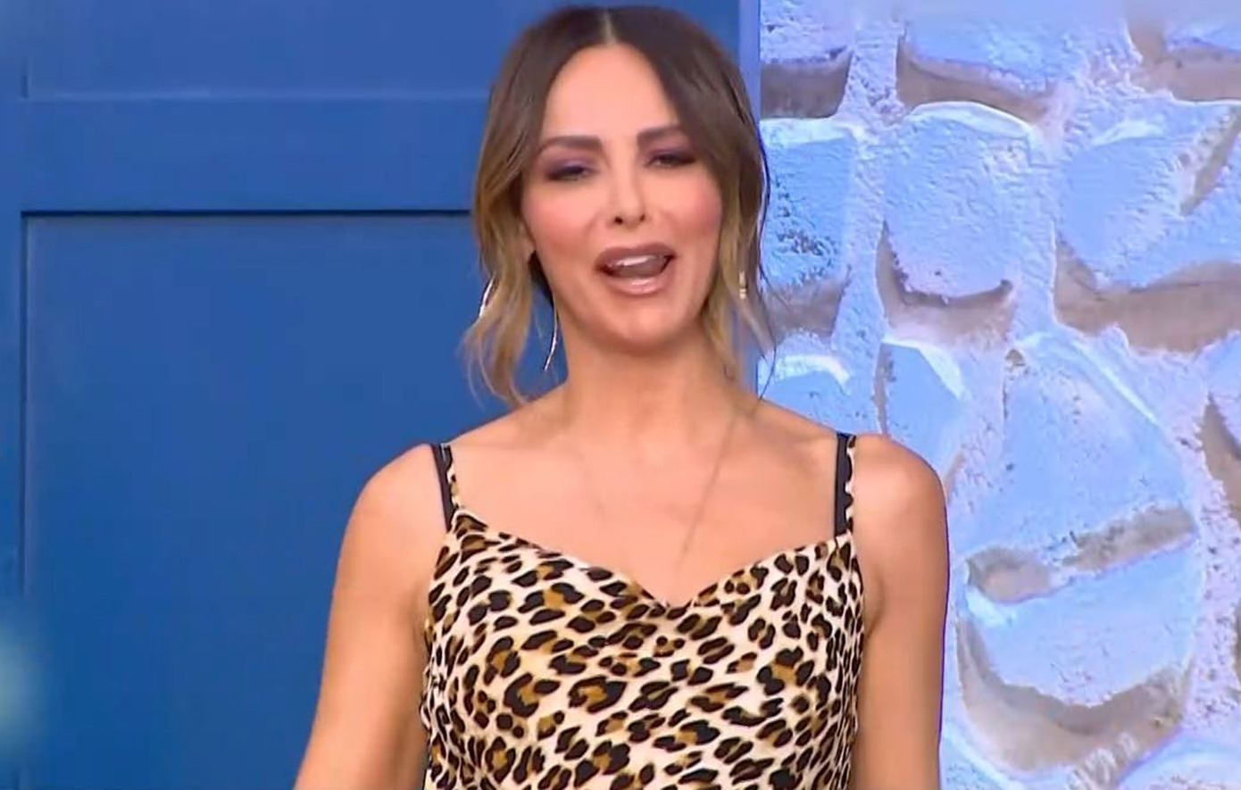 Μπέττυ Μαγγίρα: Σουξέ το infotainment, εγώ θα μείνω στο entertainment &#8211; To τραγούδι όλο νόημα που έβαλε στην εκπομπή της