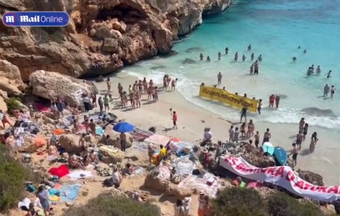 Ξεσηκώνονται κατά των τουριστών οι ντόπιοι στη Μαγιόρκα – Τους «κυνηγάνε» από τις παραλίες