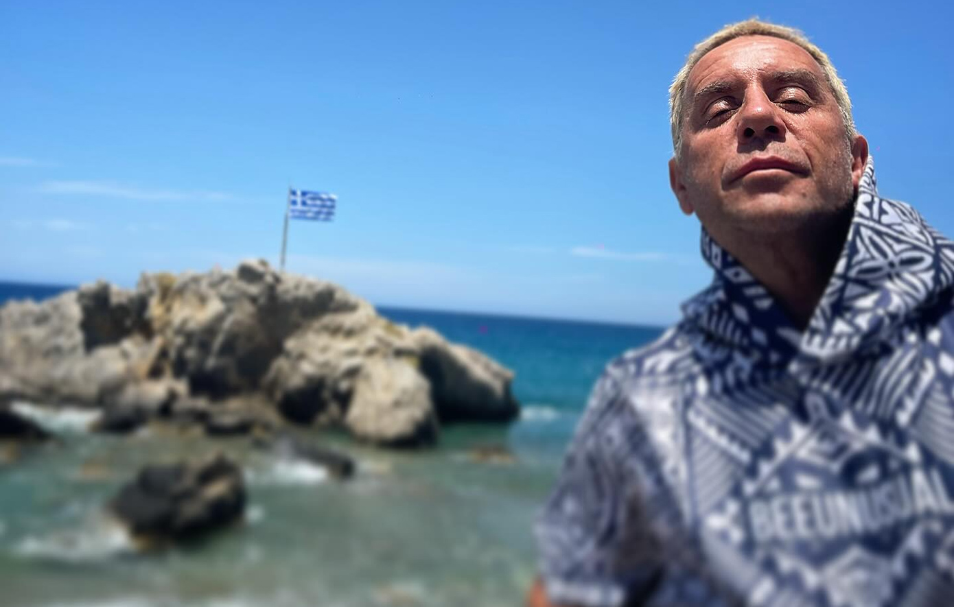 Ο Γιώργος Μαζωνάκης έκανε διακοπές στη Μύκονο μετά τη δικαστική διαμάχη με την αδελφή του – Δείτε το βίντεο