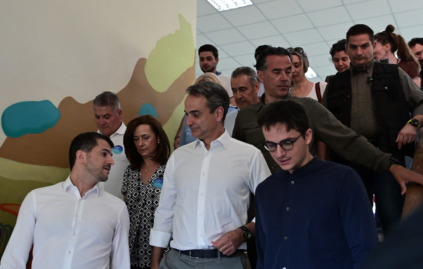 Ευρωεκλογές: Απρόοπτο στο σχολείο που ψήφισε ο Κυριάκος Μητσοτάκης &#8211; Γυναίκα τρόμαξε από το πλήθος που την πλησίαζε