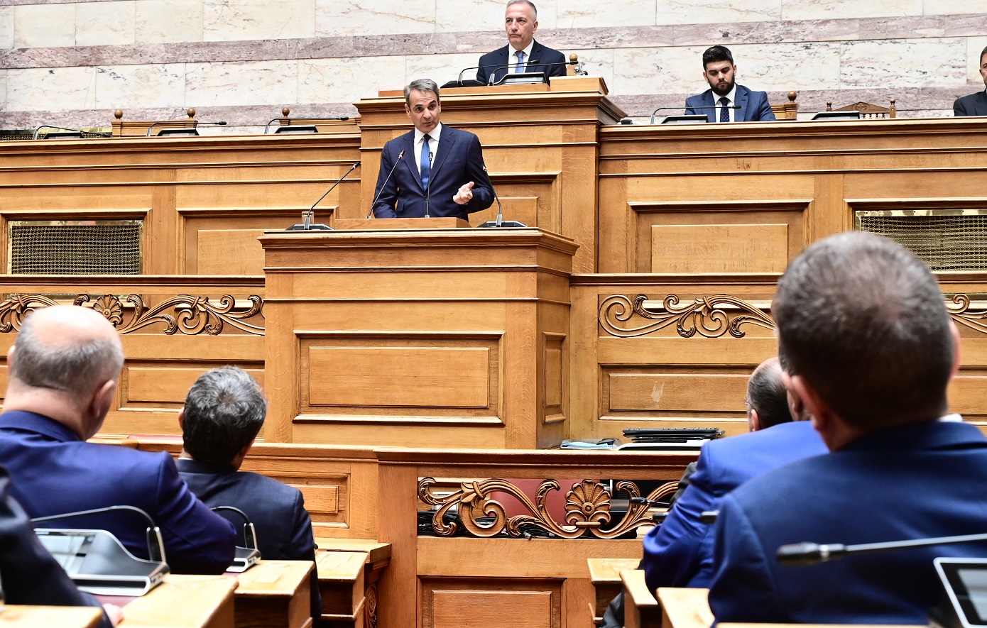 Κριτική και ζυμώσεις για πέντε ώρες στην Κοινοβουλευτική Ομάδα της ΝΔ – Οι εντάσεις και ο παραλληλισμός με τον Μακρόν