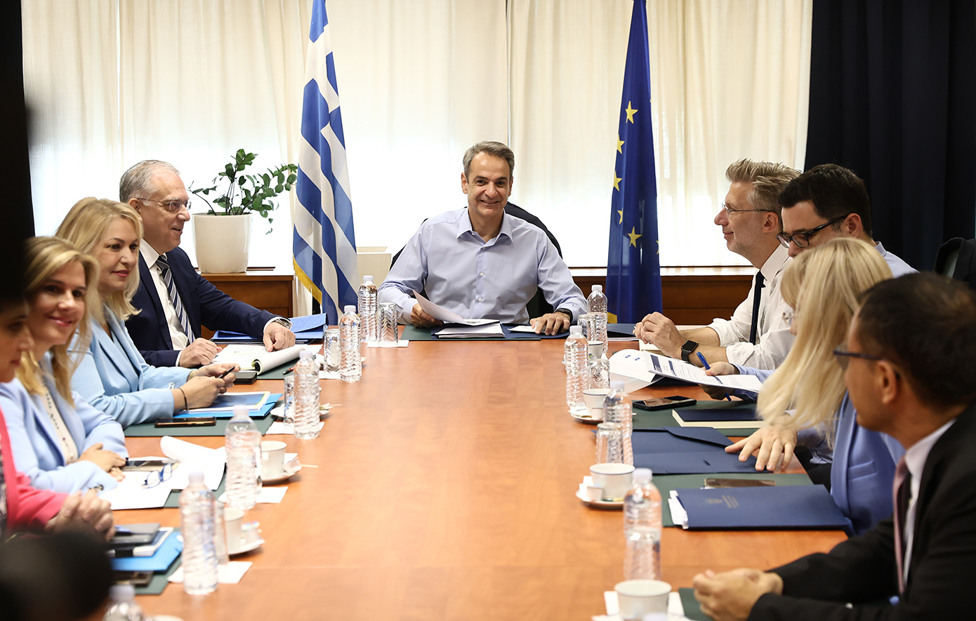 Μητσοτάκης από το υπουργείο Ανάπτυξης: Συνεχίζουμε για ακόμα ένα εξάμηνο τις παρεμβάσεις στην αγορά