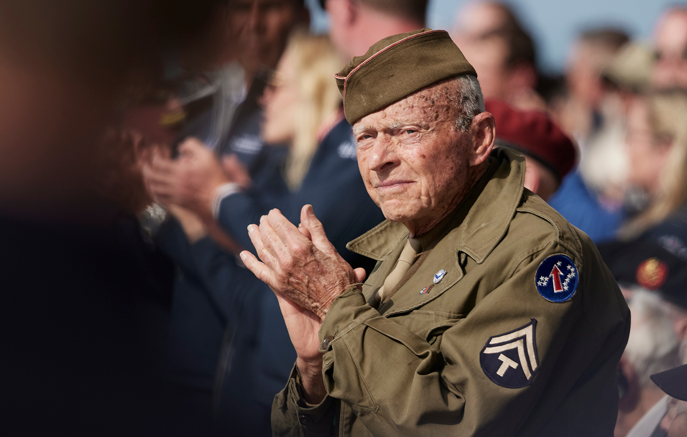 D-Day: Στιγμές συγκίνησης στις εκδηλώσεις για την 80η επέτειο στη Νορμανδία