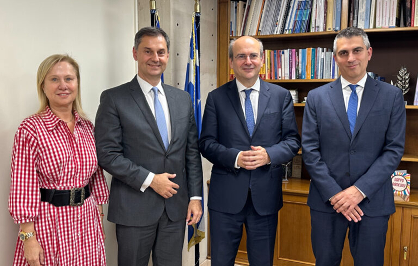 «Αλλαγή σκυτάλης» στο υπουργείο Οικονομίας: Ο Χάρης Θεοχάρης παρέδωσε στον Χρίστο Δήμα