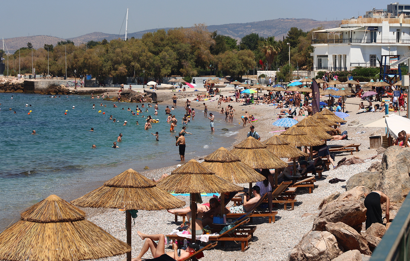 Euronews: Οι ελληνικές παραλίες που είναι καλυμμένες με ξαπλώστρες γίνονται όλο και πιο σπάνιο θέαμα