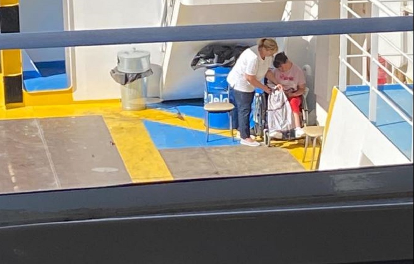 Χωρίς ράμπα το πλοίο στο δρομολόγιο Καβάλα – Θάσος: Κοριτσάκι σε αναπηρικό αμαξίδιο περίμενε 45 λεπτά στο γκαράζ