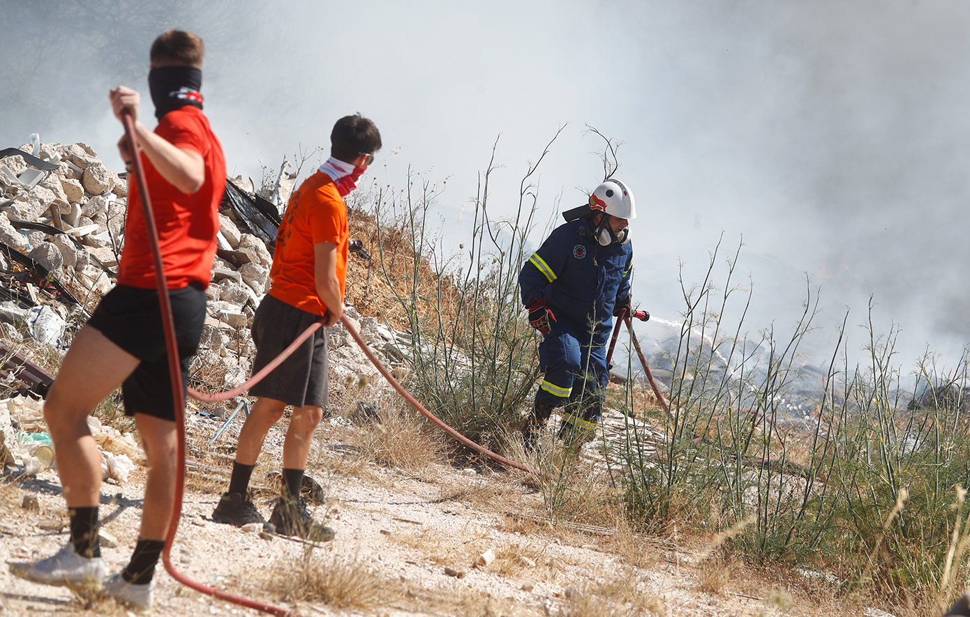 Μήνυμα από το 112 για τη φωτιά στη Σαλαμίνα &#8211; Ανετράπη πυροσβεστικό όχημα