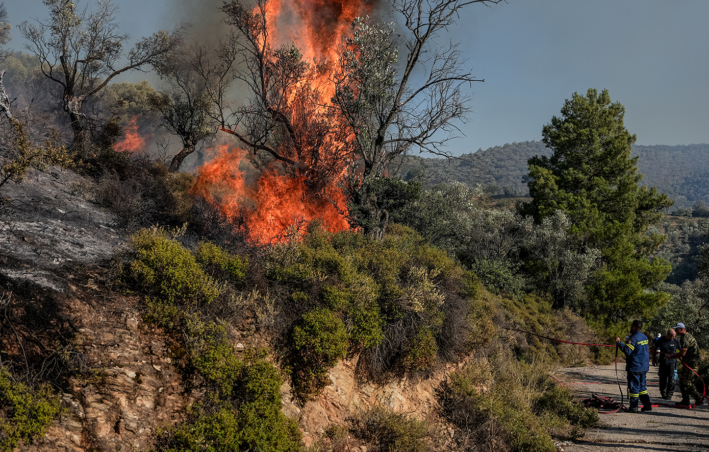 Υπό μερικό έλεγχο οι φωτιές σε Ασπρόπυργο, Σχιστό και Μενίδι