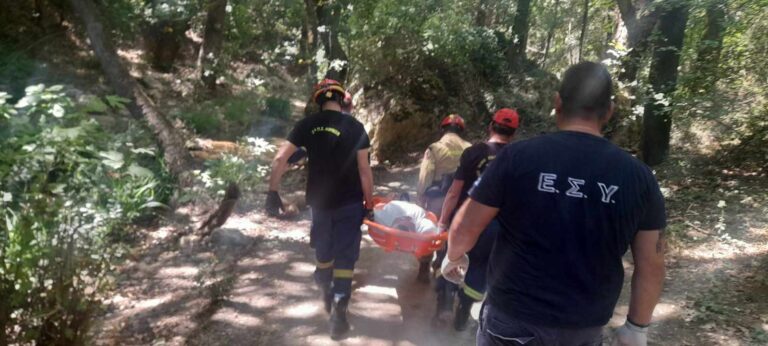 Απεγκλώβισαν Γερμανίδα τουρίστρια οι άνδρες της Πυροσβεστικής Υπηρεσίας στη Σάμο
