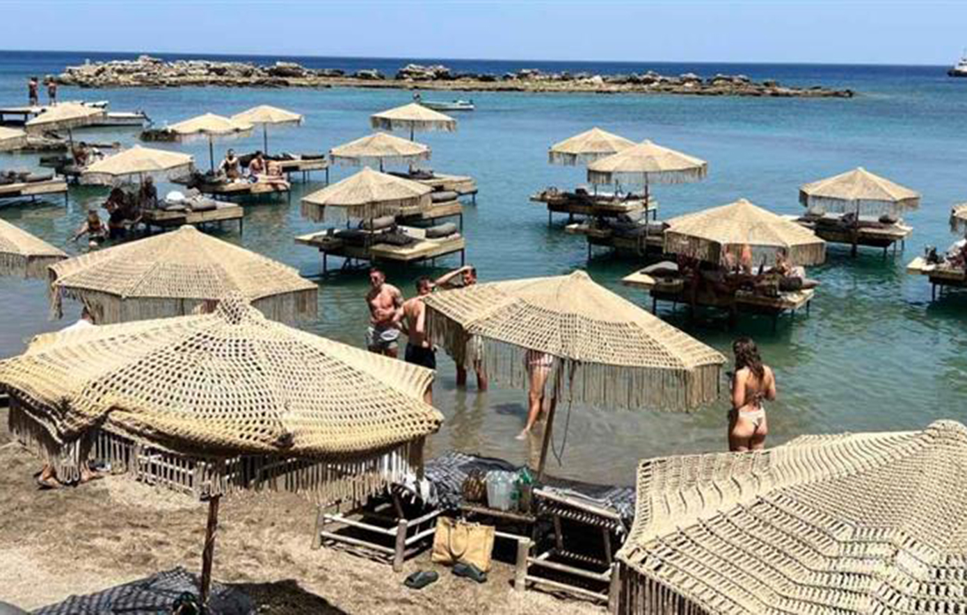 Ξηλώνουν αυθαίρετες κατασκευές σε παραλία της Ρόδου – Χατζηδάκης: Όσοι παρανομούν, θα μας βρουν απέναντι τους