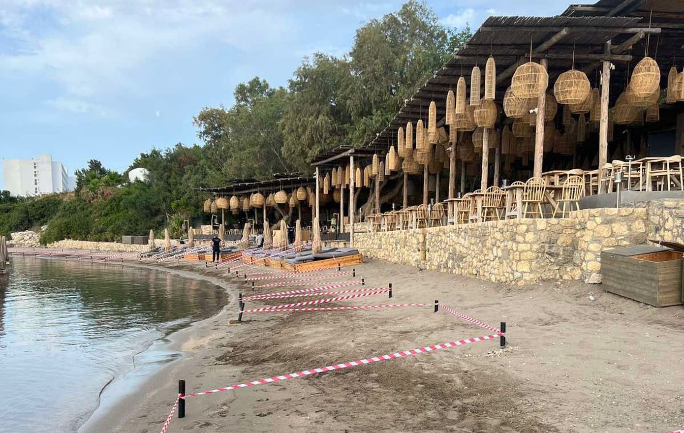 Ξηλώθηκαν οι ξαπλώστρες και οι μεταλλικές κατασκευές στη θάλασσα στη Ρόδο &#8211; Η παραλία είναι προσβάσιμη για ελεύθερη χρήση